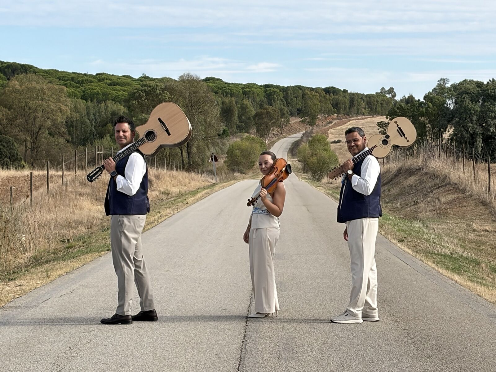 Os músicos numa estrada, com os instrumentos ao ombro